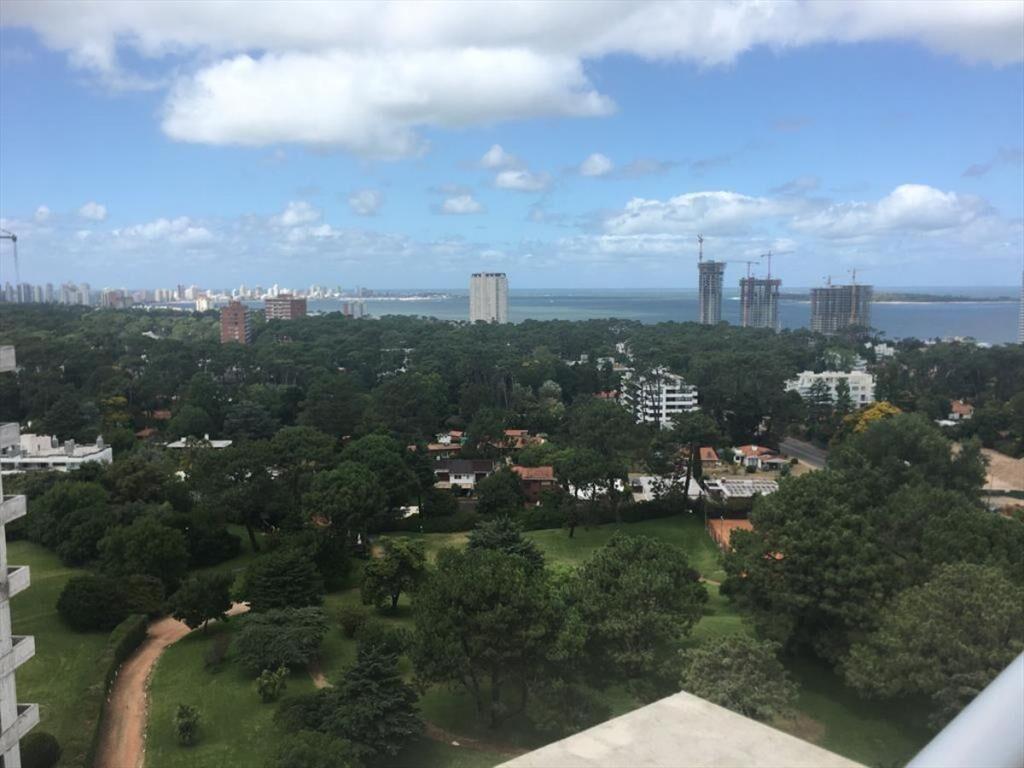 Apartamento con buena terraza, de dos dormitorios y dos baÃ