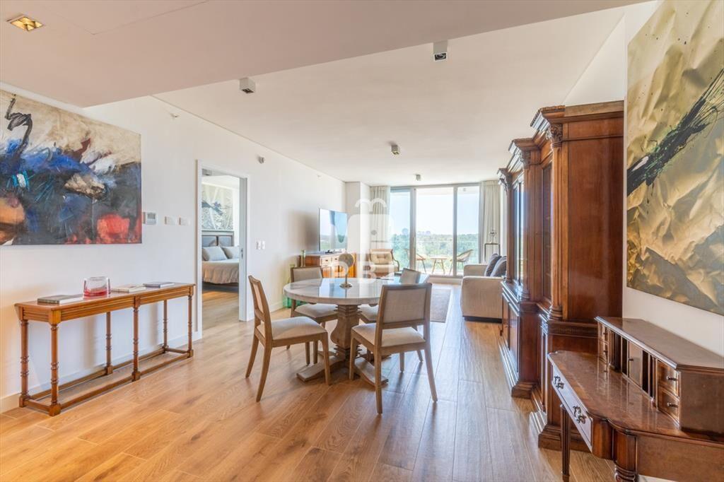 Elegancia Moderna en la Exclusiva Torre Trump - -
