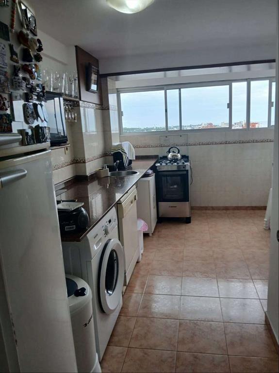 HERMOSO APARTAMENTO A METROS DE RAMBLA 4 dormitorios 2 baño
