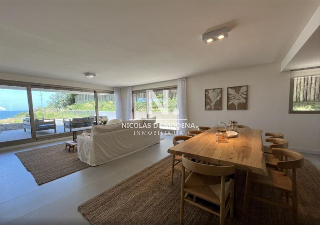 En venta apartamento en Manantiales de 3 dormitorios, con v
