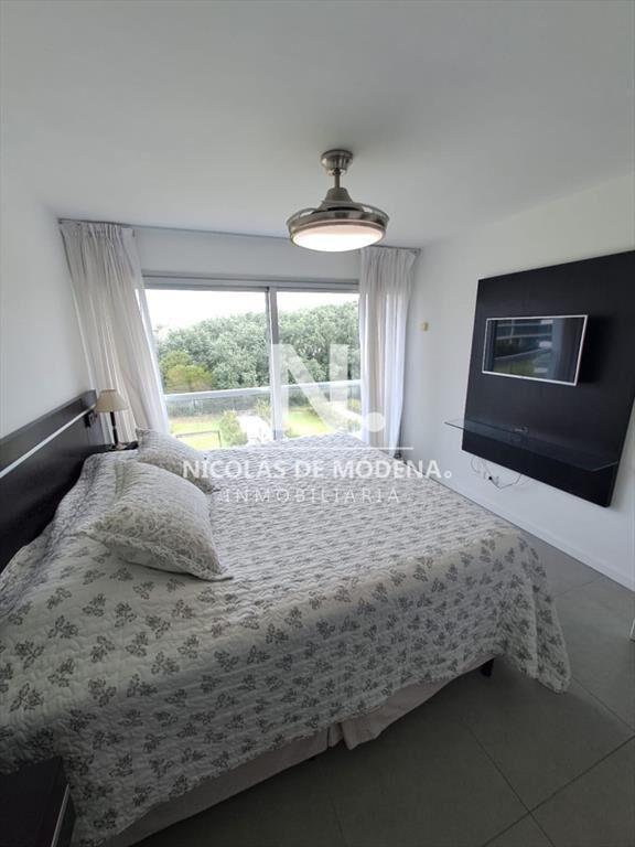 En venta apartamento de 2 dormitorios en Punta del Este.