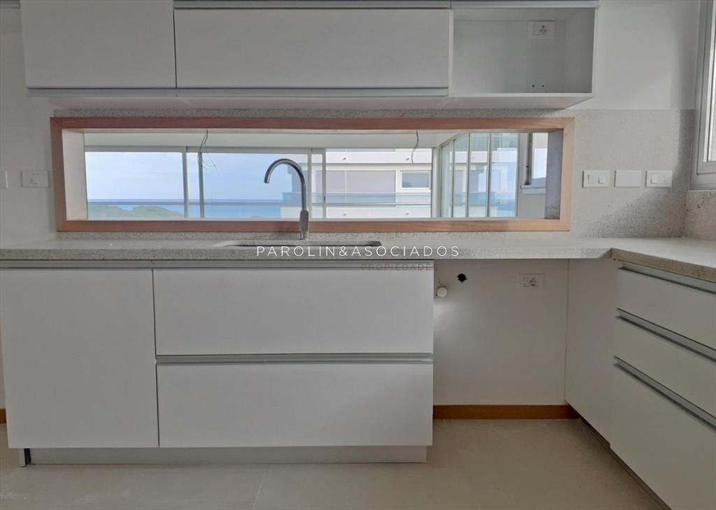 Apartamento en venta de 3 dormitorios + en Punta