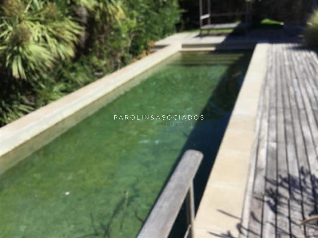 Moderna casa en venta frente al mar en Punta del