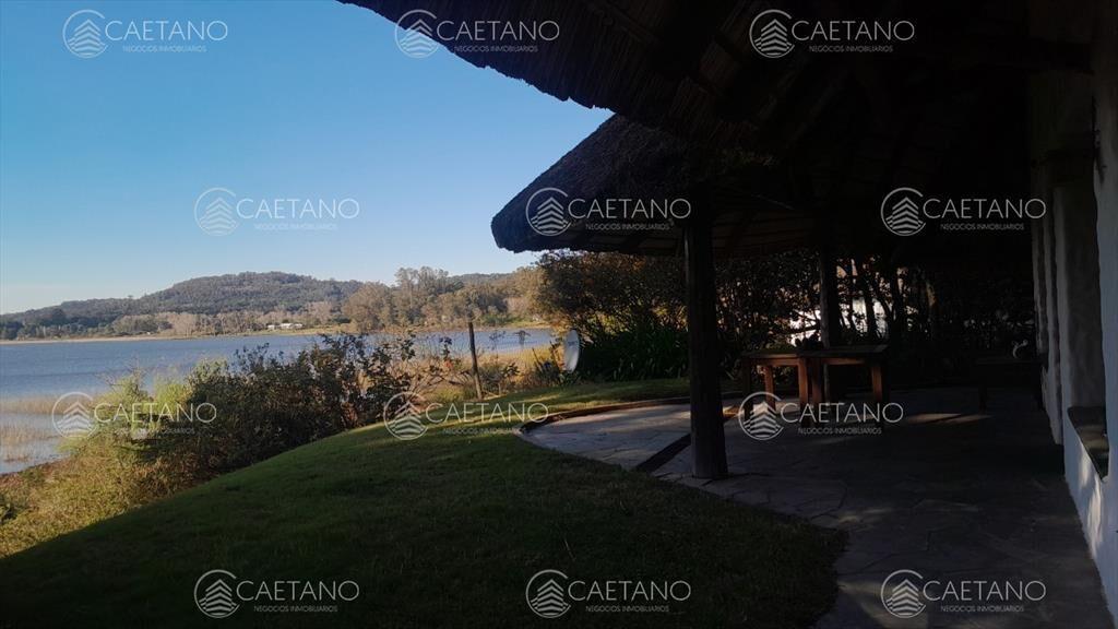 Directamente sobre la Laguna del sauce