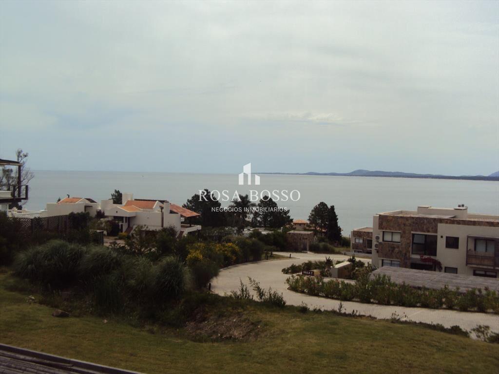 Apartamento en venta de dos dormitorios en Punta del Este