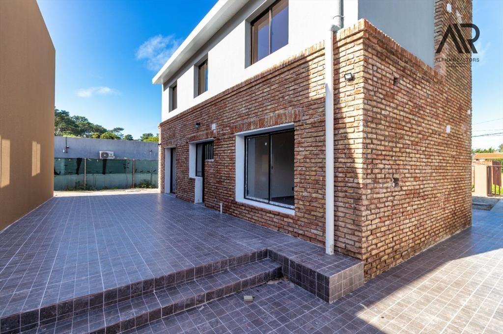 Casa en venta c/ cochera en Lomas de Solymar