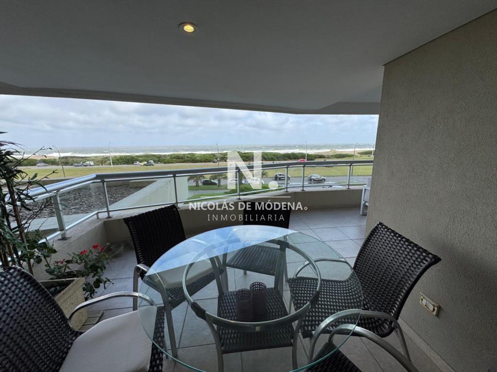 Vende apartamento de 4 dormitorios en Playa Punta