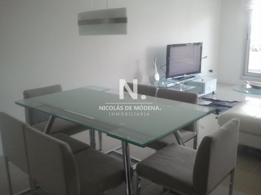 Departamento en piso alto a pasos de Playa Brava.