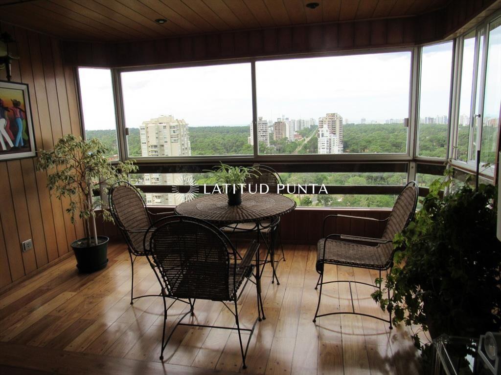 Apartamento de 2 dormitorios más dependencia en