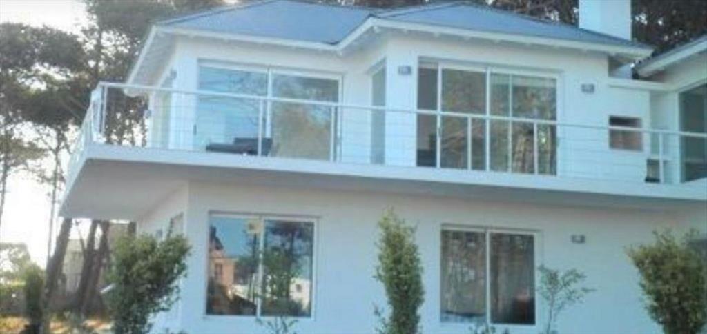 CASA EN VENTA DE 6 DORMITORIOS EN LA BARRA