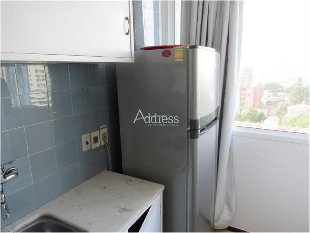 Amplio apto en Edificio de buena construcción en