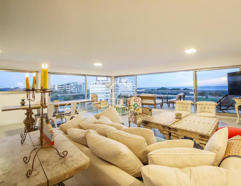 En venta en zona playera, apartamento de 3 dormitorios en B