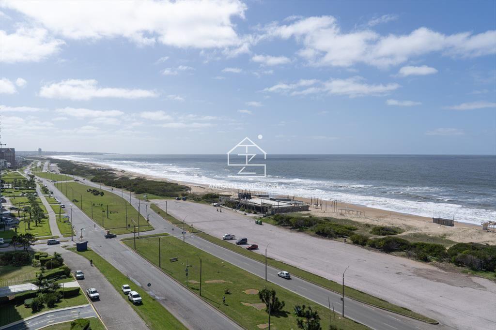 Venta de apartamento de 3 dormitorios y dep. de servicio en
