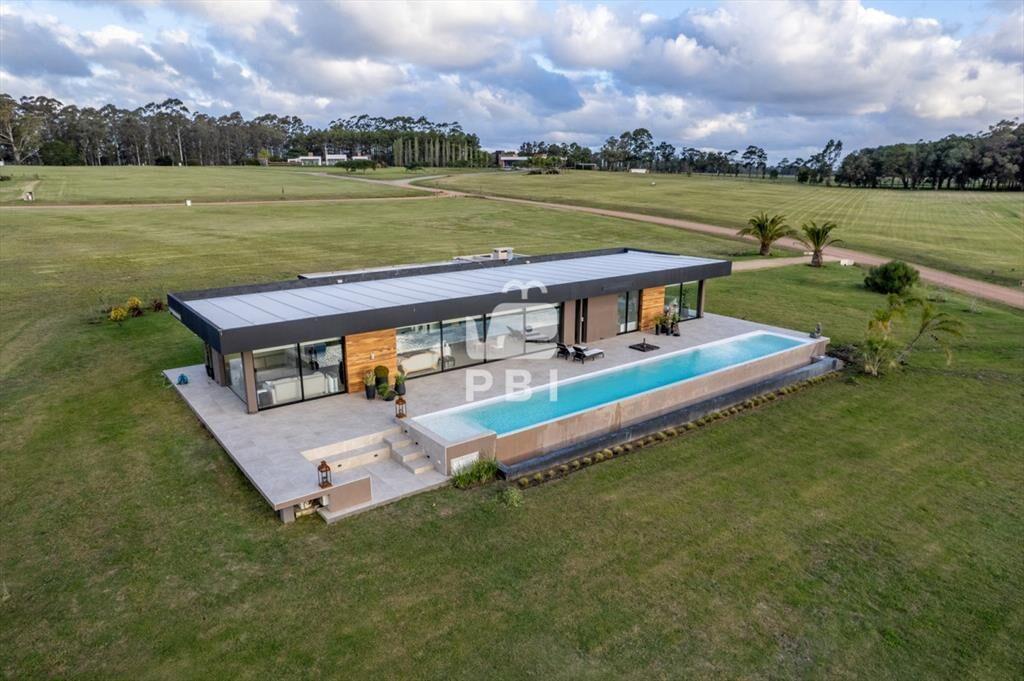 Casa de 2 dormitorios en Laguna de los Cisnes - :