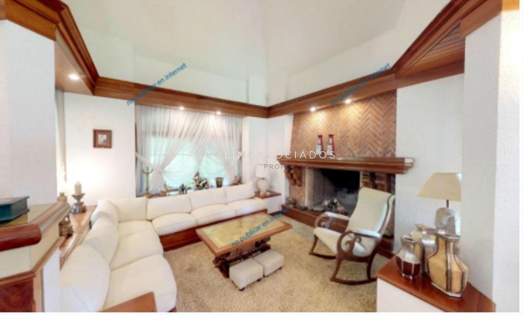 CASA EN VENTA DE 4 DORMITORIOS EN LUGANO
