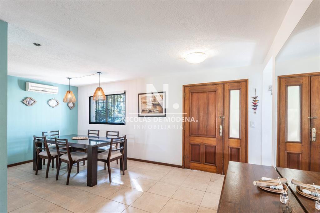 Vende casa de 4 dormitorios en Jardines de