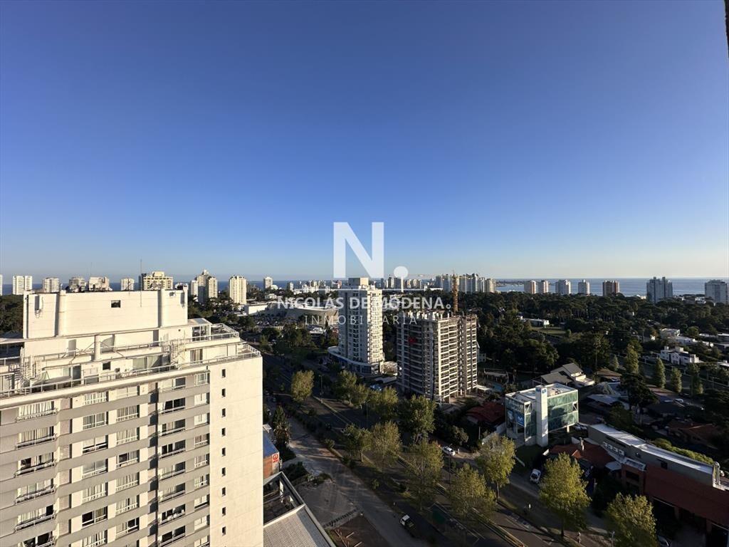 Vende apartamento unificado en Torre Yoo, Punta