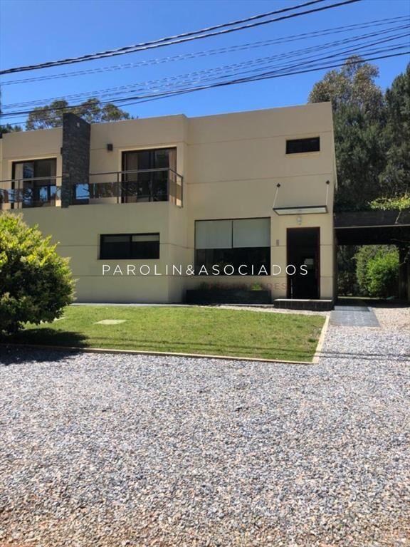 Venta de casa de 4 dormitorios en complejo Punta