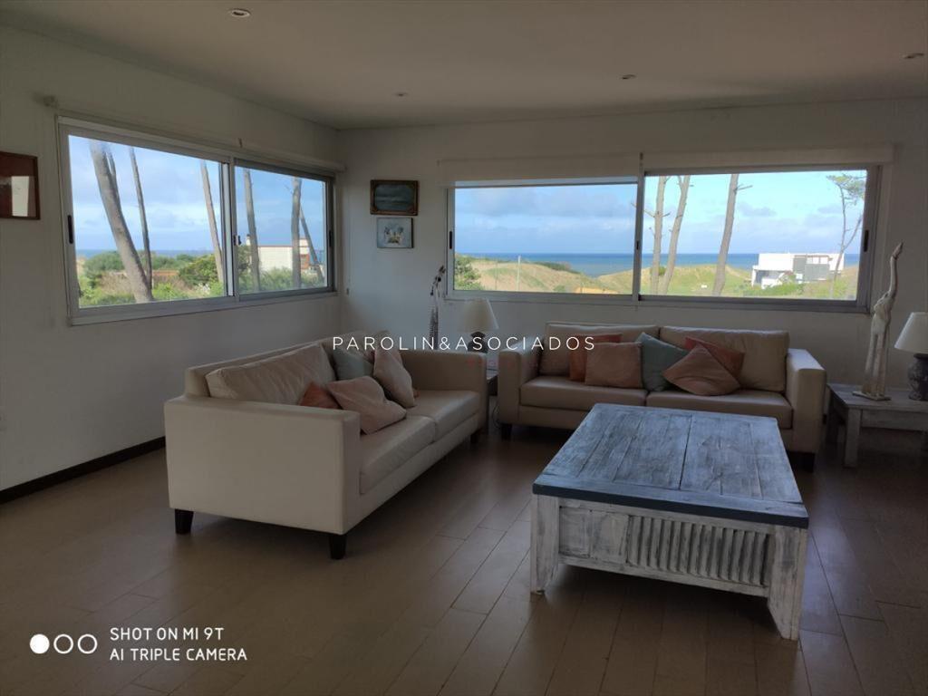 Casa de 3 dormitorios en venta con piscina y vista al mar,