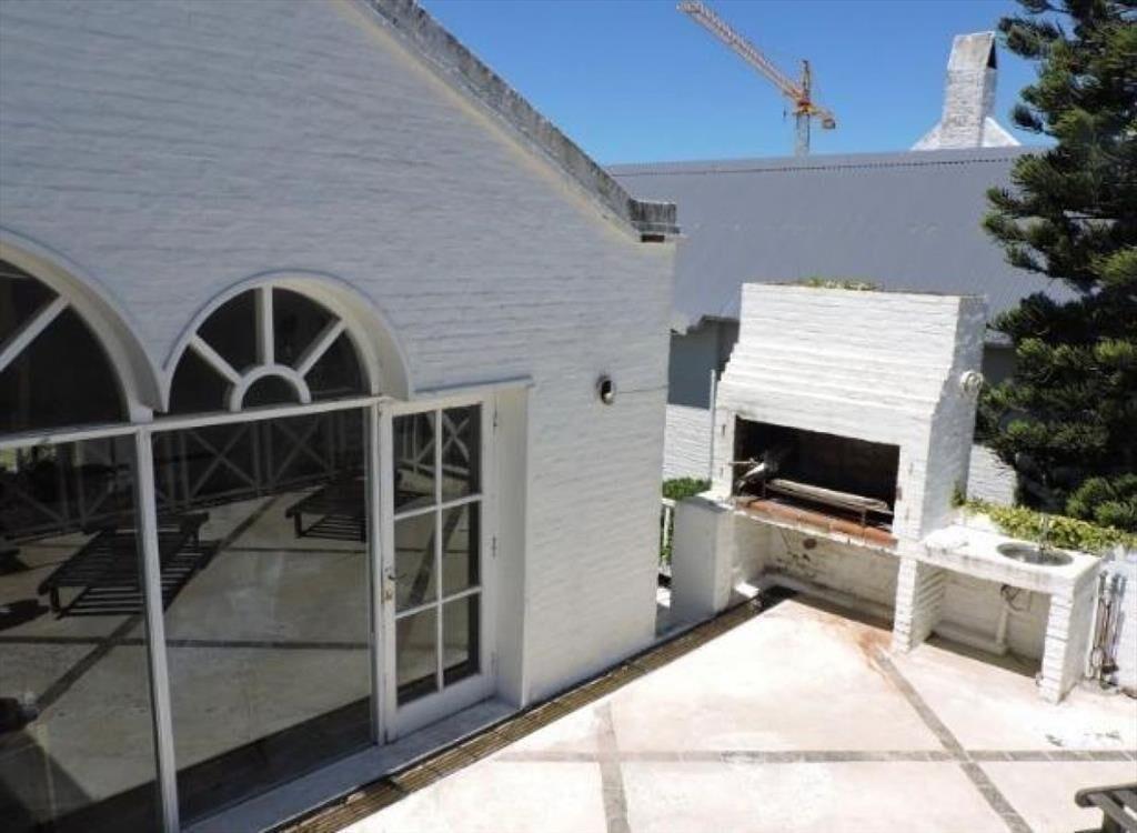 CASA EN VENTA DE 4 DORMITORIOS EN LA BARRA