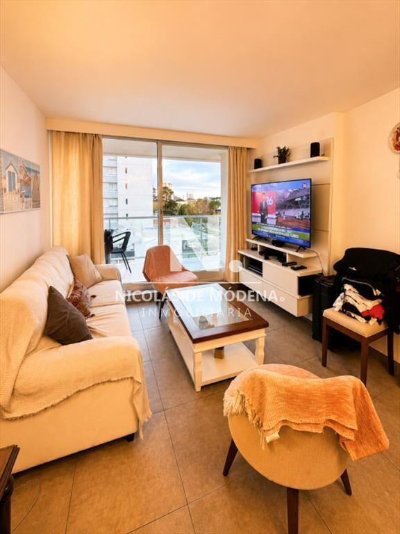 Vende apartamento de 1 dormitorio y medio en del