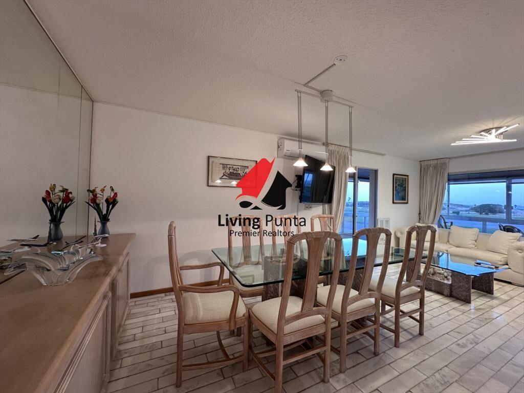 Vende apartamento de 3 dormitorios en Playa Punta