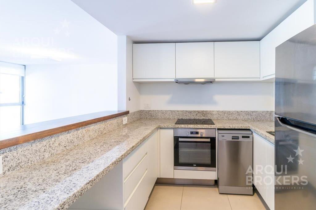 Apartamento de 2 dormitorios con garaje en venta en Punta