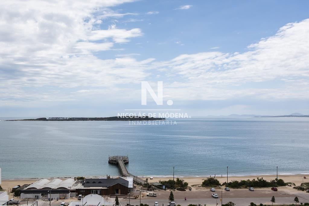Departamento con vista al mar en edificio