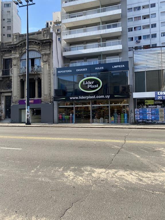 Excelente local comercial sobre 18 de Julio, con renta a e