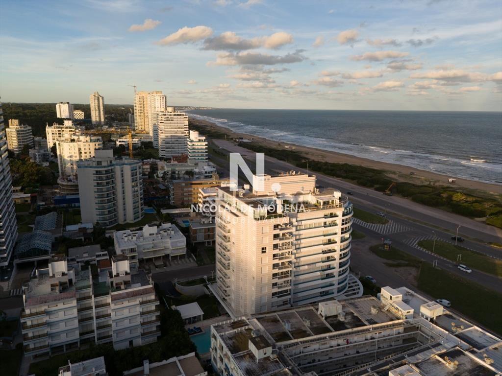 Lanzamiento, Playa Brava - Torre Manglar Albor, 2