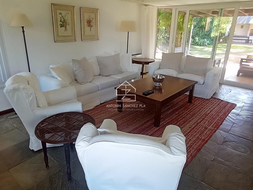 Gran casa reciclada a metros del mar con una del