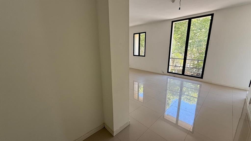 Oficina a la venta con renta en Peatonal Sarandí y Juan Car