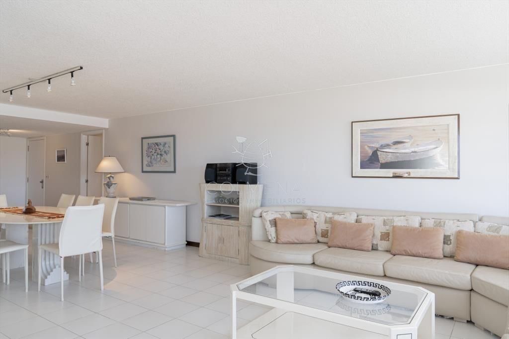 Venta de apartamento de 3 dormitorios y dep. de