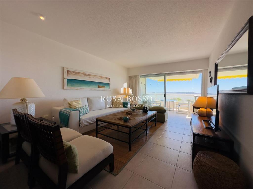 3 dormtiorios, cocina con lavadero, vista al mar.
