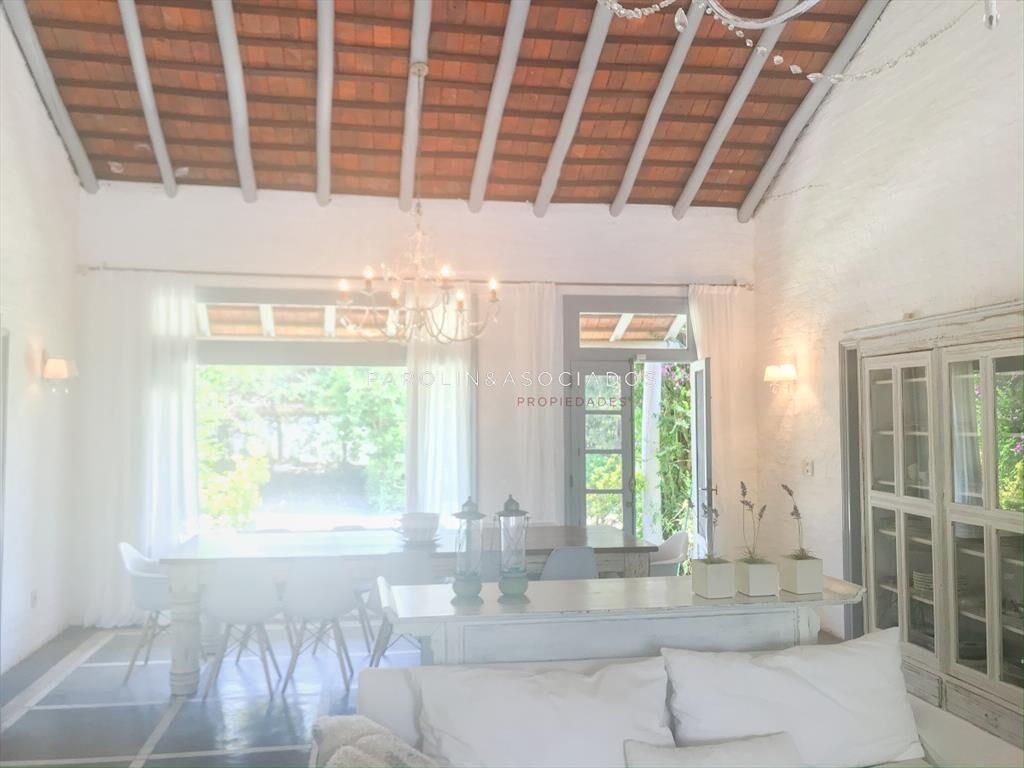 Casa en venta de 2 dormitorios en La Barra, Punta del Este.