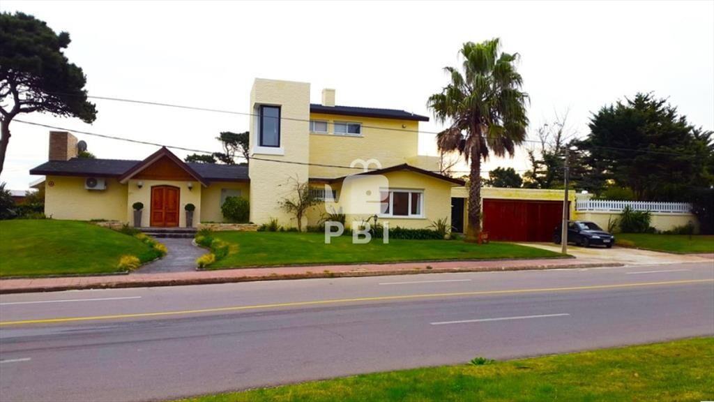 Casa 4 DORMITORIOS, playa Mansa - Ref :