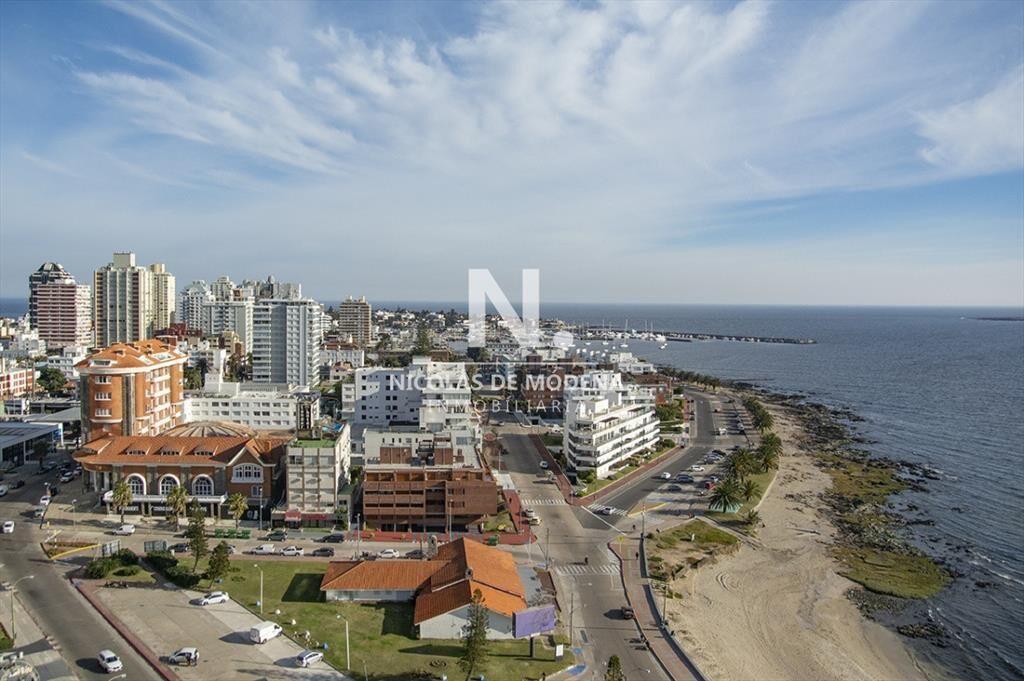 Departamento de 4 dormitorios en venta frente al
