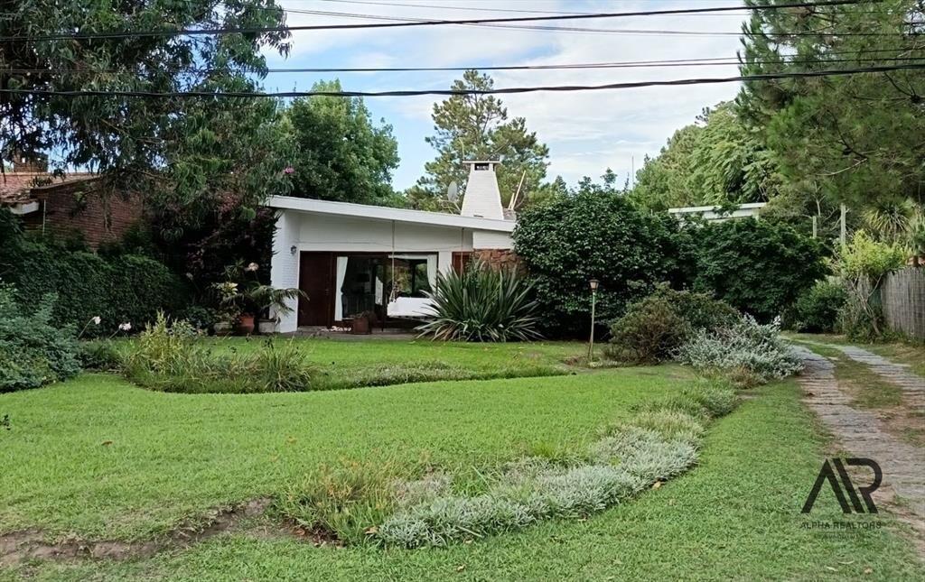 Casa en venta de 4 dormitorios c/ cochera en Jardin Pinares