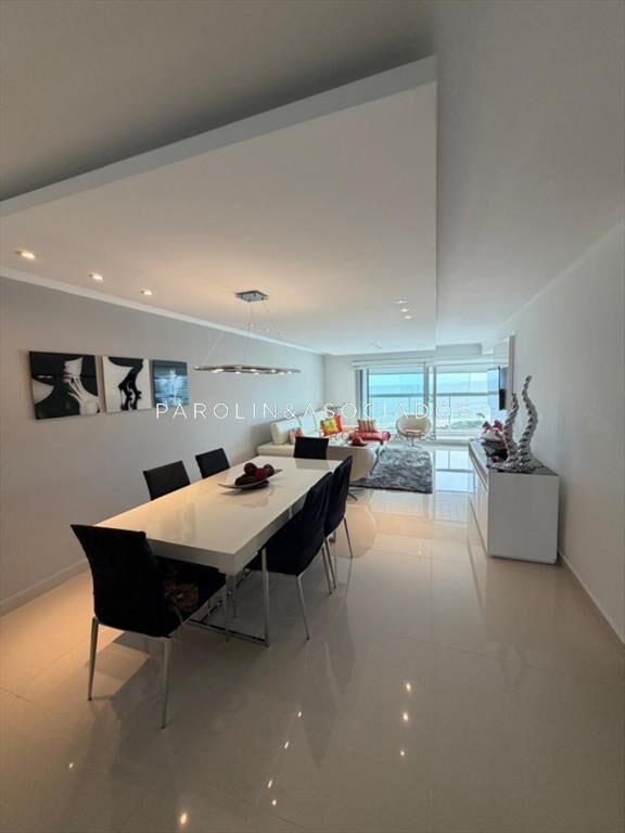 Departamento esquinero en Miami Boulevard de 3 en