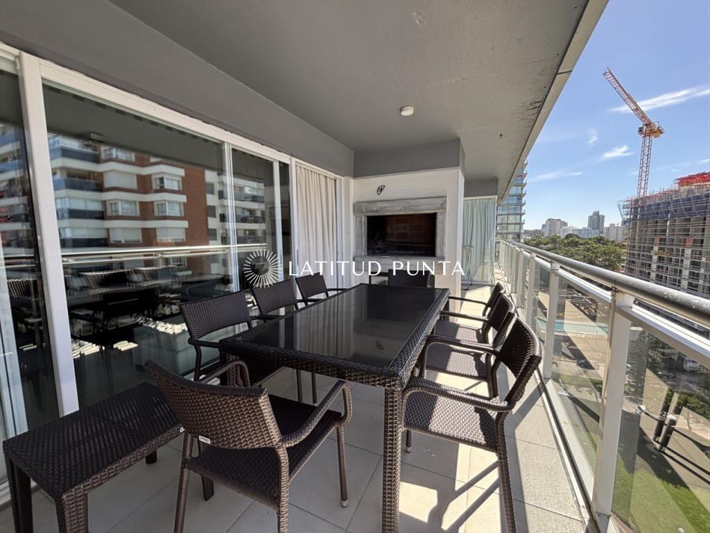 Apartamento en Brava, 3 dormitorios y parrillero