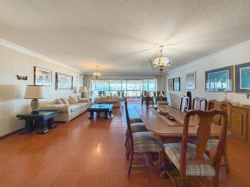 Piso alto en Brava, 3 suites más dependencia