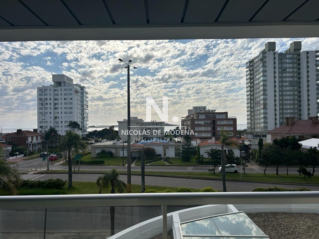 Vende impecable apartamento de 2 dormitorios en