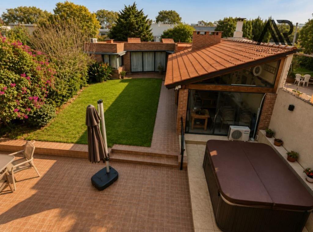 Casa en Venta en Malvín con Cochera, Barbacoa, Apartamen...