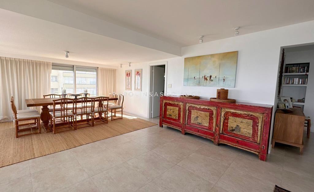 Hermoso apartamento en venta en edificio Punta