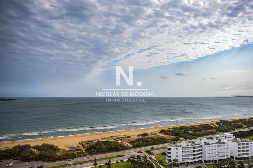 Vende apartamento esquinero en Le Jardin, Punta