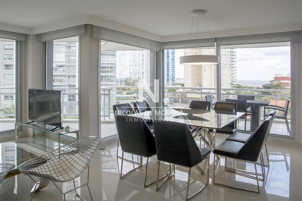 Apartamento de 3 Dormitorios en Playa Mansa en -