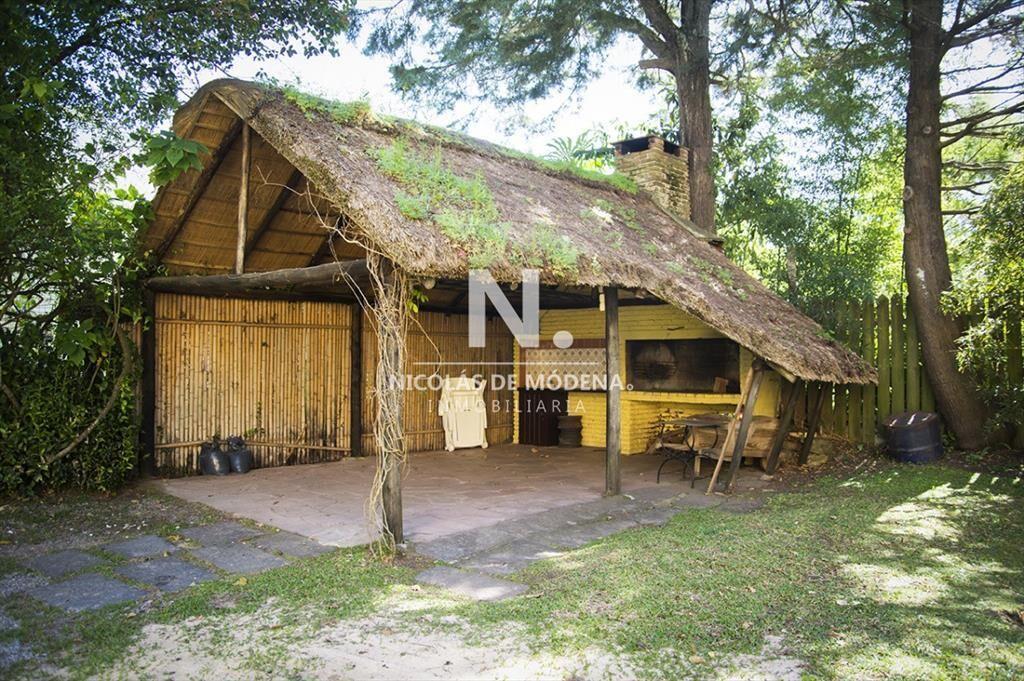 VENDE CASA DE 3 DORMITORIOS EN PLAYA MANSA, CON