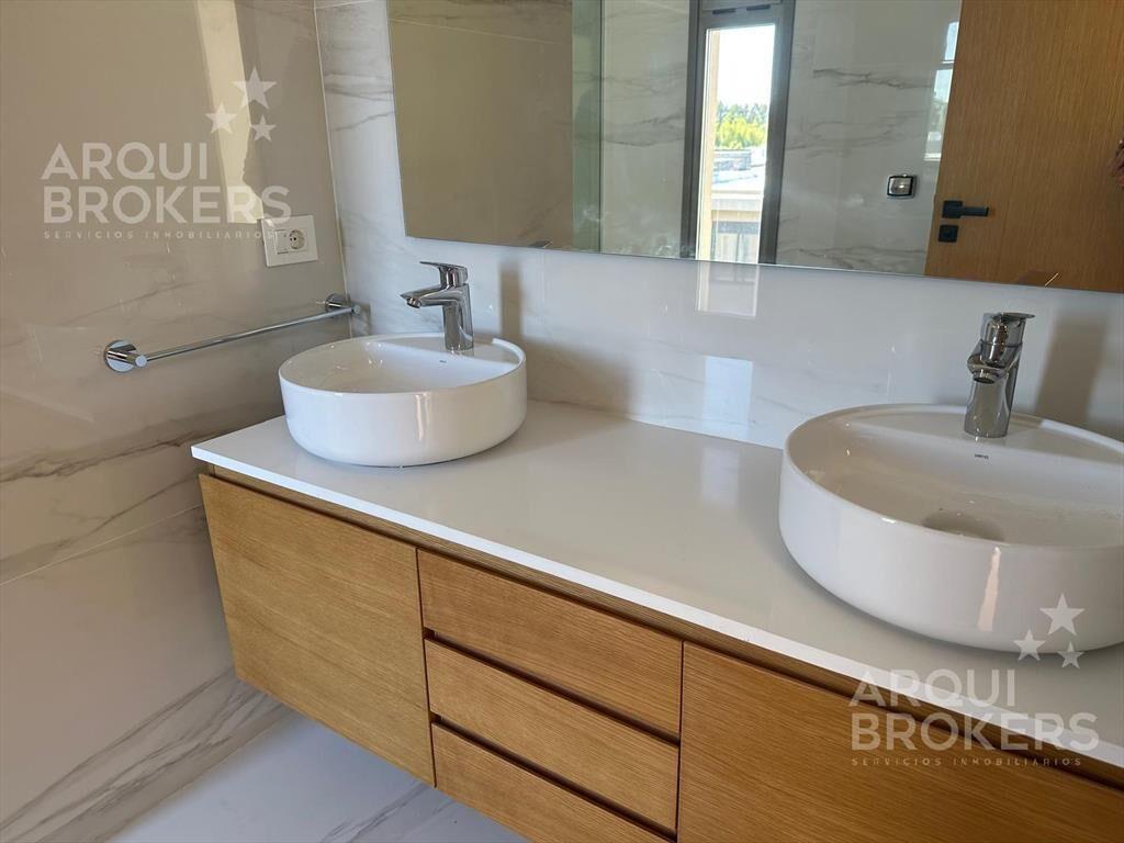 Apartamento de 2 dormitorios en venta en Carrasco - C403