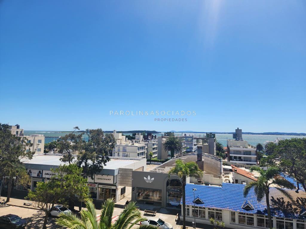 Vende apartamento en Peninsula de 3 dormitorios, a metros d