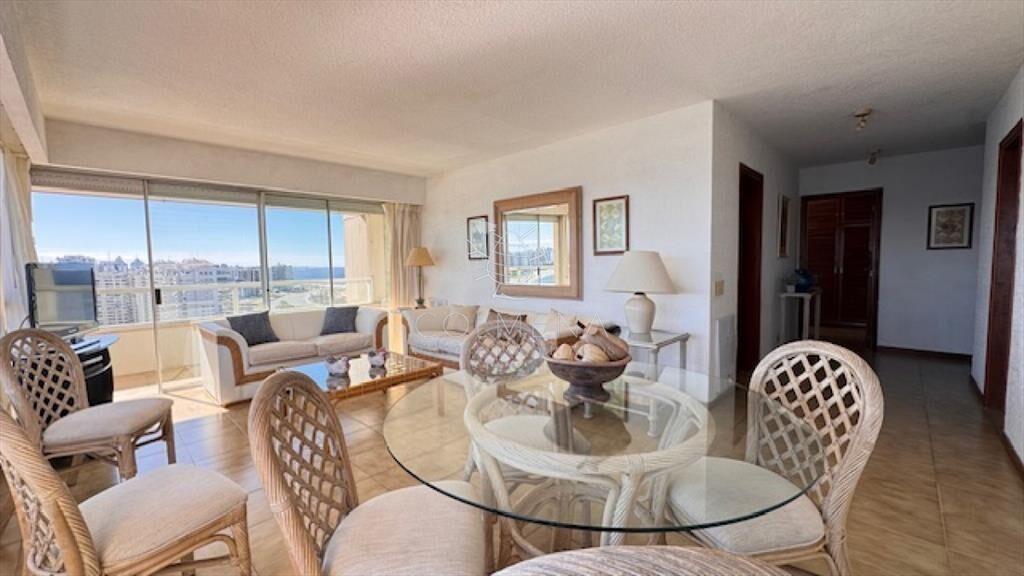 Apto con excelente vista a playa mansa y brava. Consulte!!!